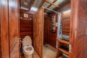 库布盼洛坎kamaani cabin的一间带卫生间和水槽的小浴室