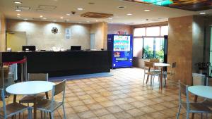 青森Aomori Green Park Hotel Annex的一间带桌椅和饮料机的餐厅
