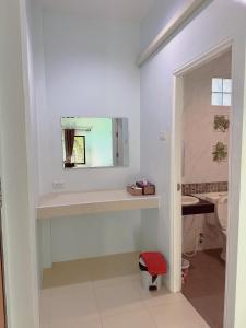 พร้อมหทัย รีสอร์ท Promhathai Resort的一间浴室
