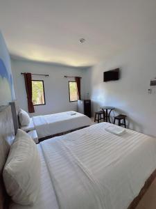 พร้อมหทัย รีสอร์ท Promhathai Resort客房内的一张或多张床位