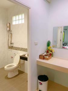พร้อมหทัย รีสอร์ท Promhathai Resort的一间浴室