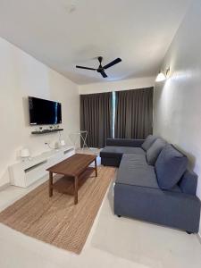 瓦斯科达伽马Good Stay Premium 2 BHK Apartment 103的客厅配有蓝色的沙发和电视