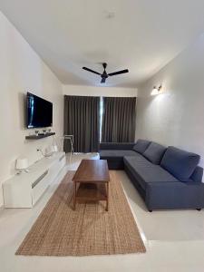 瓦斯科达伽马Good Stay Premium 2 BHK Apartment 103的客厅配有蓝色的沙发和电视
