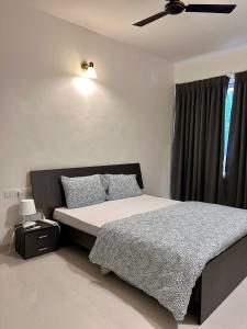 瓦斯科达伽马Good Stay Premium 2 BHK Apartment 103的一间卧室配有一张床和吊扇