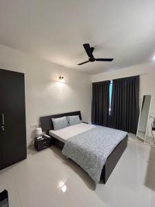 瓦斯科达伽马Good Stay Premium 2 BHK Apartment 103的一间卧室配有一张床和吊扇