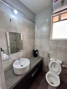 瓦斯科达伽马Good Stay Premium 2 BHK Apartment 103的一间带水槽、卫生间和镜子的浴室