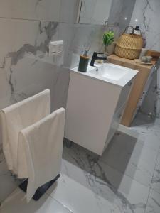 洛斯·亚诺斯·德·阿里丹Las cerezas的白色的浴室设有水槽和两把椅子