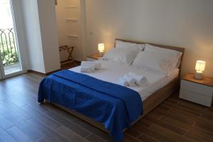 巴里Palazzo Manzoni Apartments的一间卧室配有一张床,上面有两条毛巾