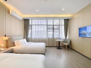 简阳不晚民宿(天府国际机场店)的酒店客房设有两张床和一台平面电视。