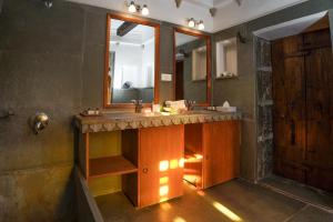 乌代浦马德里哈维里酒店的一间带水槽和镜子的浴室