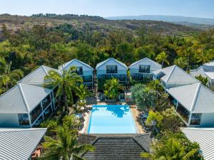 圣吉尔莱班克里奥尔酒店的享有度假村的空中景致,设有游泳池和棕榈树