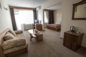 大特尔诺沃Park Hotel Ivailo的客厅配有沙发和1张床