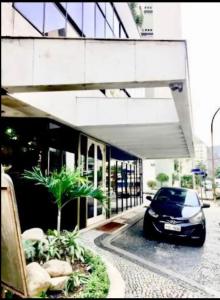 里约热内卢Plaza Elysees 202的停在大楼前的汽车