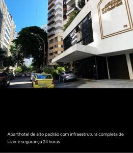 里约热内卢Plaza Elysees 202的一张在大楼前停车的街道的照片