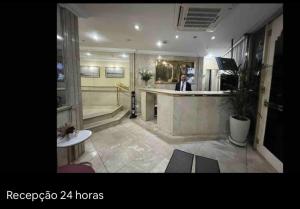 里约热内卢Plaza Elysees 202的站在酒店大堂酒吧的男人