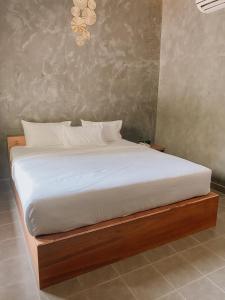 合艾Tachang Airport Hotel的一间卧室配有一张木架床