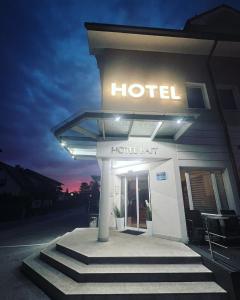 马里博尔Hotel Bajt Maribor的前面有标志的酒店