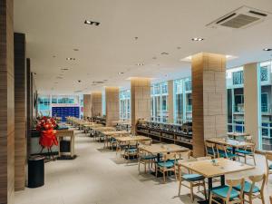 巴淡岛中心ASTON Nagoya City Hotel的用餐室设有桌椅和窗户。