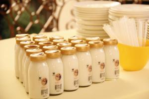 长沙湖南佳兴世尊酒店的桌子上放着一组奶瓶