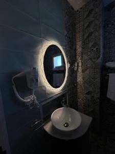 麦地那فندق الليالي الحالمة的一间带水槽和镜子的浴室