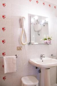 阿尔盖罗布甘维雷亚住宅酒店的一间带白色水槽和电话的浴室