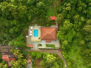 果阿旧城ama Stays & Trails Palmeira De Socorro , Goa的森林中间房屋的空中景观