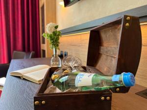 巴贝R&R Hotel Störtebeker的桌子上的木箱里的一瓶