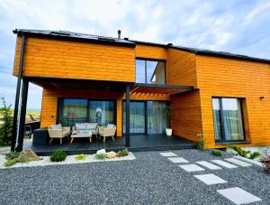 斯塔拉·里斯拉Chalet Furmanski的黑色屋顶的橙色房子