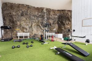 San AndrésVistamar beach的墙上的健身房配有跑步机和健身器材