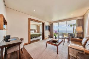 丰沙尔Les Suites at The Cliff Bay - PortoBay的客厅配有沙发和桌子
