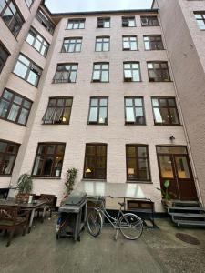 哥本哈根PSG 23 - Short Stay Apartments by Living Suites的停在大楼前的自行车
