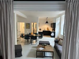 哥本哈根PSG 23 - Short Stay Apartments by Living Suites的客厅配有沙发和桌子