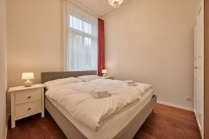 伯尔尼Perfect Location, comfortable & modern的一间卧室设有一张大床和窗户