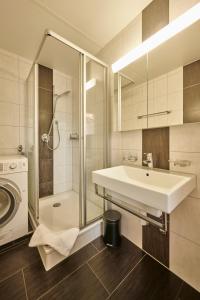 伯尔尼Perfect Location, comfortable & modern的一间带水槽、淋浴和洗衣机的浴室