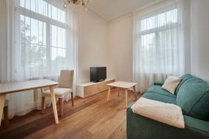 伯尔尼Perfect Location, comfortable & modern的客厅配有沙发和桌子
