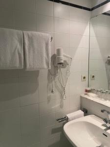 比特费尔德Hotel Bitterfelder Hof - Mongoo GmbH的白色的浴室设有水槽和镜子