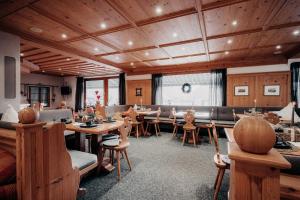 埃尔瓦尔德Alpenappartements Cristall的用餐室配有木桌和椅子