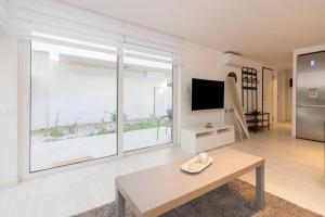 瓦尔基扎Apartment For 3 Ppl In Varkiza的客厅设有桌子和大窗户