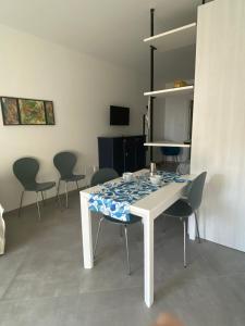 诺利L'angolo di Anna的一间配备有白色桌椅的用餐室