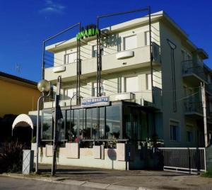 里米尼Hotel Bonaria的前面有标志的建筑