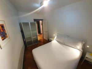 斯特拉斯堡Appartement Strasbourg Cathédrale的卧室配有白色的床和镜子