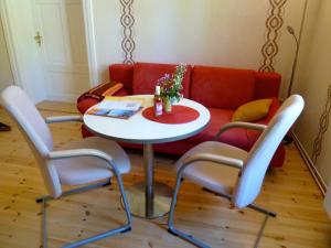 费尔德伯格Ferienwohnung Villa am Haussee的带沙发的客厅配有桌椅