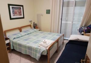 里米尼Hotel Bonaria的一间小卧室,配有床和窗户