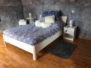 萨维尔纳Maison d’hôtes Au pied du Château的一间卧室配有一张带蓝色棉被和枕头的床