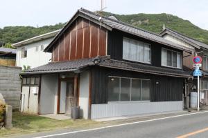 玉野市Womb Guesthouse Kojima -Uminomieru ie- - Vacation STAY 95107v的街道边的黑白建筑