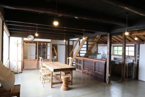 玉野市Womb Guesthouse Kojima -Uminomieru ie- - Vacation STAY 95107v的一间带桌子的用餐室和一间厨房