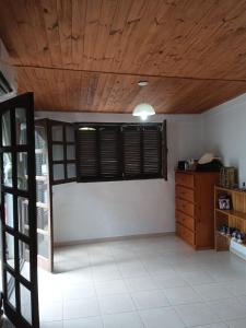 米娜克拉韦罗El Valle Hostería的客房设有窗户和木制天花板。