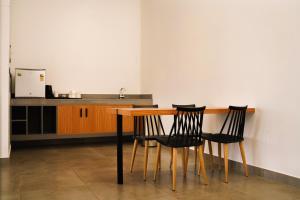 维特利Leaves Resort Vythiri Wayanad的厨房配有木桌和两把椅子