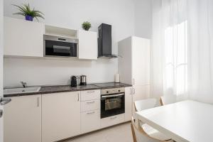 米兰Classbnb - Ampio appartamento a 1km da CityLife的厨房配有白色橱柜和白色台面