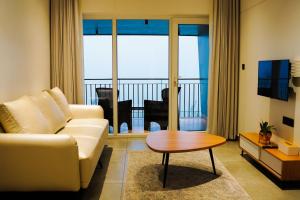 维特利Leaves Resort Vythiri Wayanad的客厅配有沙发和桌子